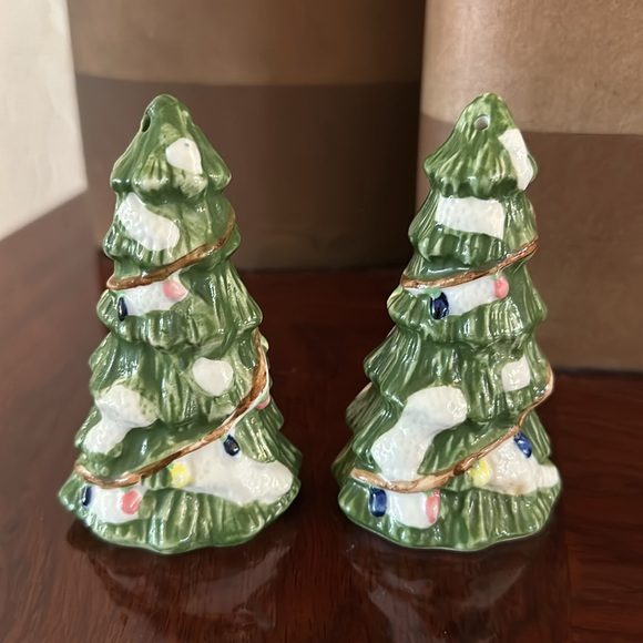 *NEW* Christmas Tree Holiday 4” Ceramic Salt & Pepper Shaker Set - Picture 2 of 6